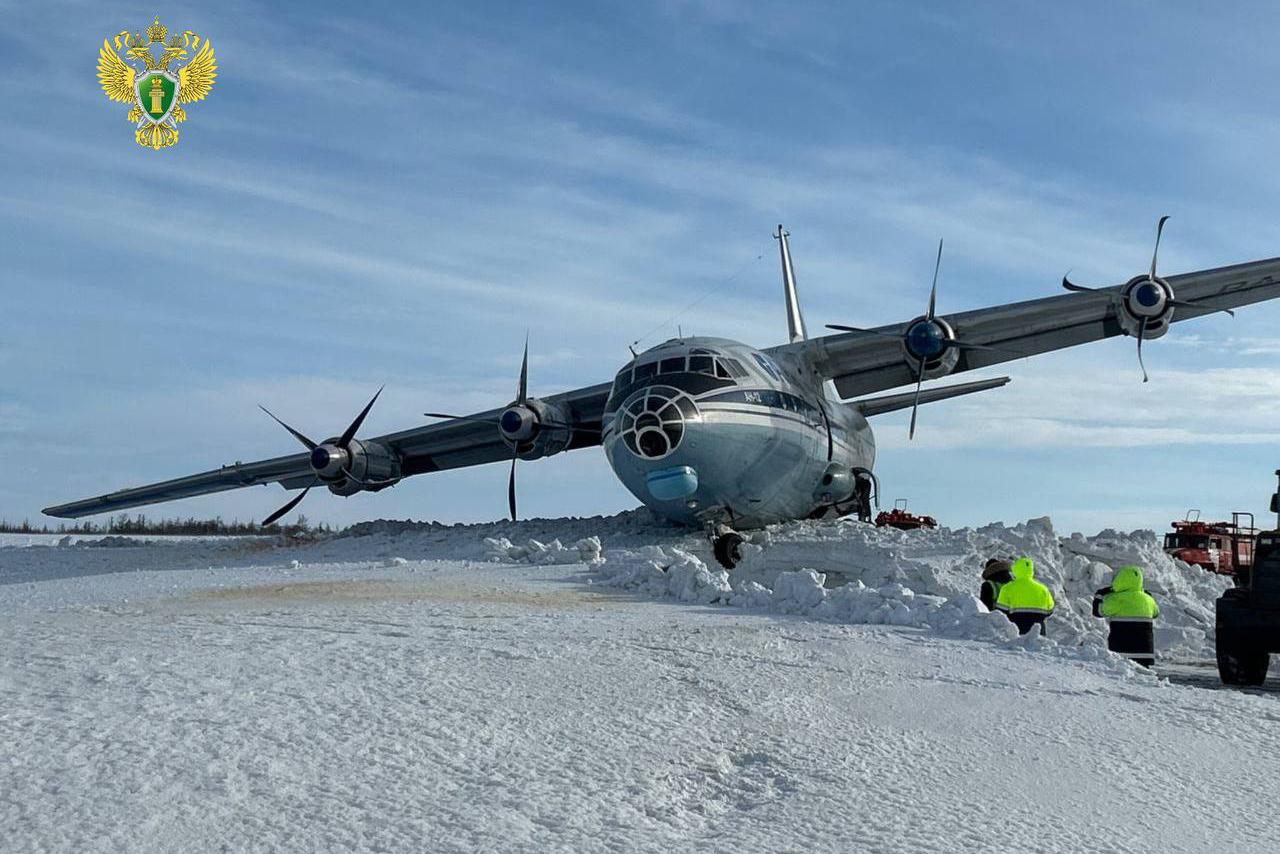 На аэродроме Новый Уренгой Ан-12 при посадке выкатился на боковую полосу  - Фото 1
