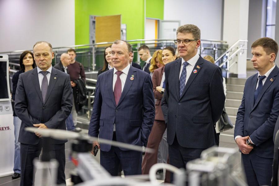 Алексей Орлов провел для минской делегации экскурсию по технопарку «Университетский» - Фото 1