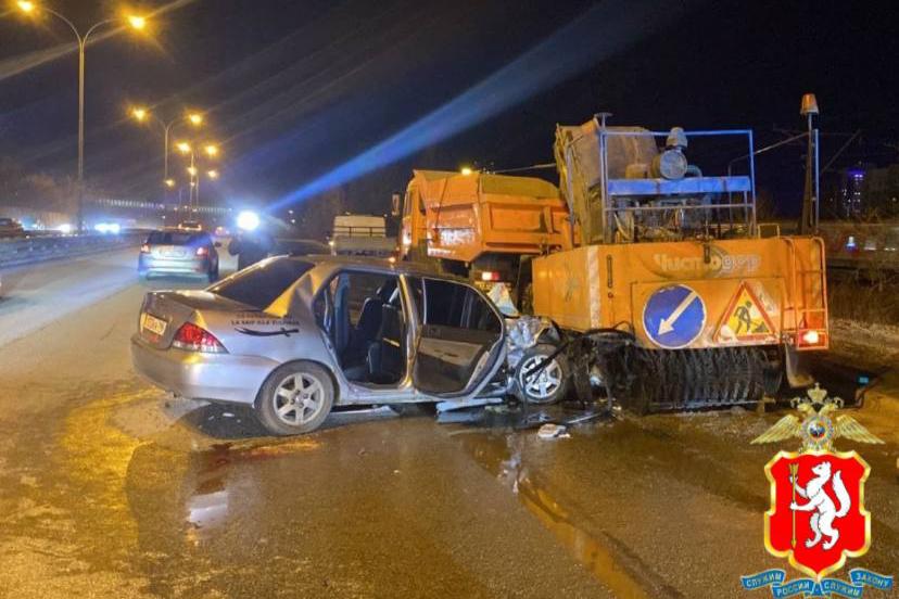 В Екатеринбурге в ДТП со спецтехникой и легковушкой пострадали три человека - Фото 1
