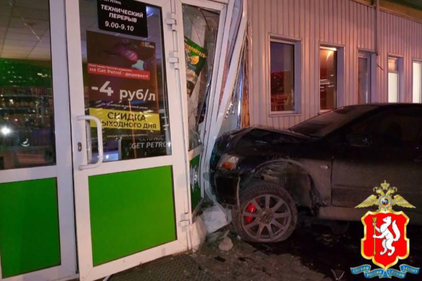 В Екатеринбурге водитель «Мицубиси» врезался в павильон - Фото 1