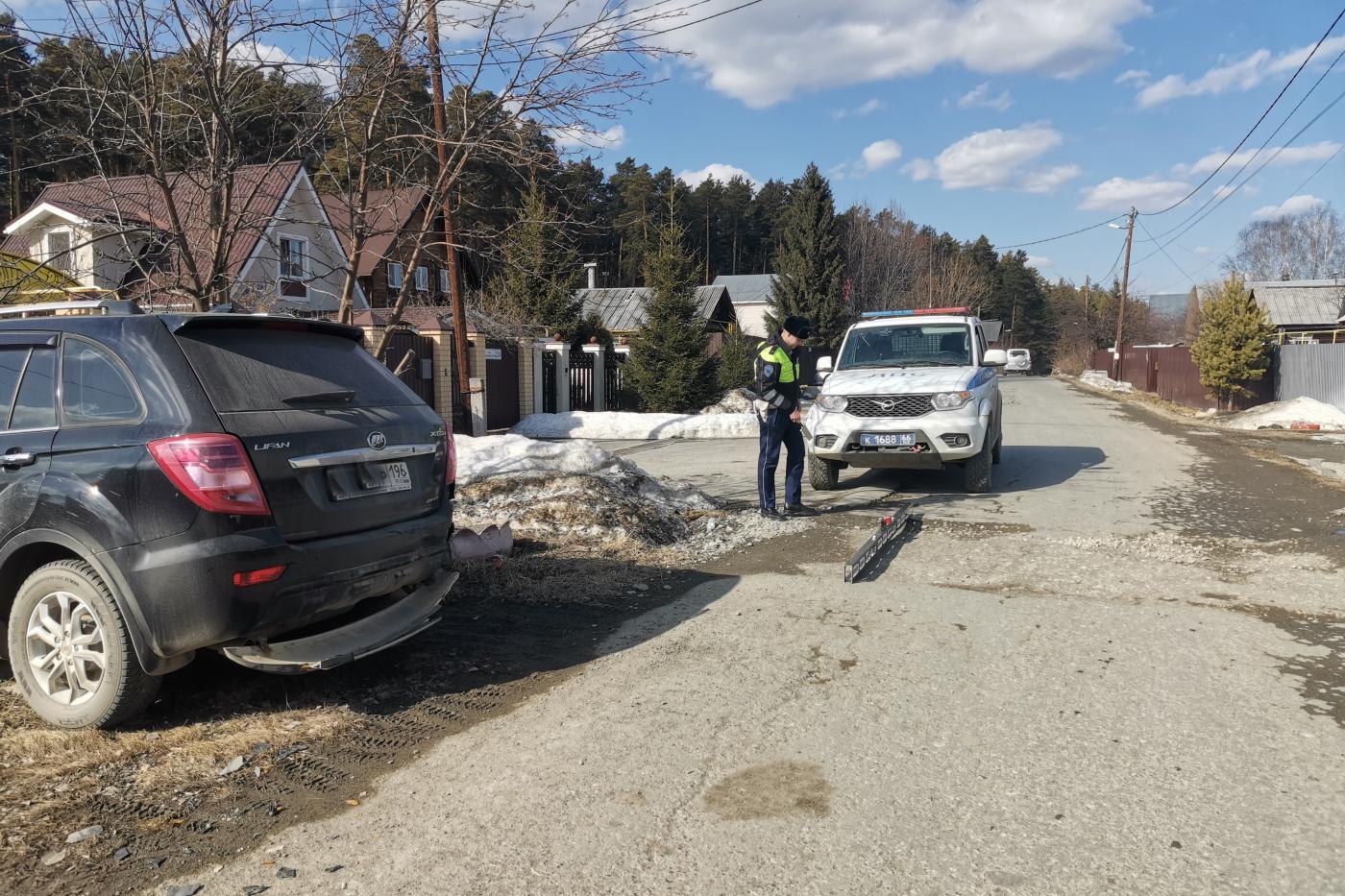 В Березовском пьяный мотоциклист влетел в стоящую иномарку и серьезно полечил своего пассажира - Фото 1
