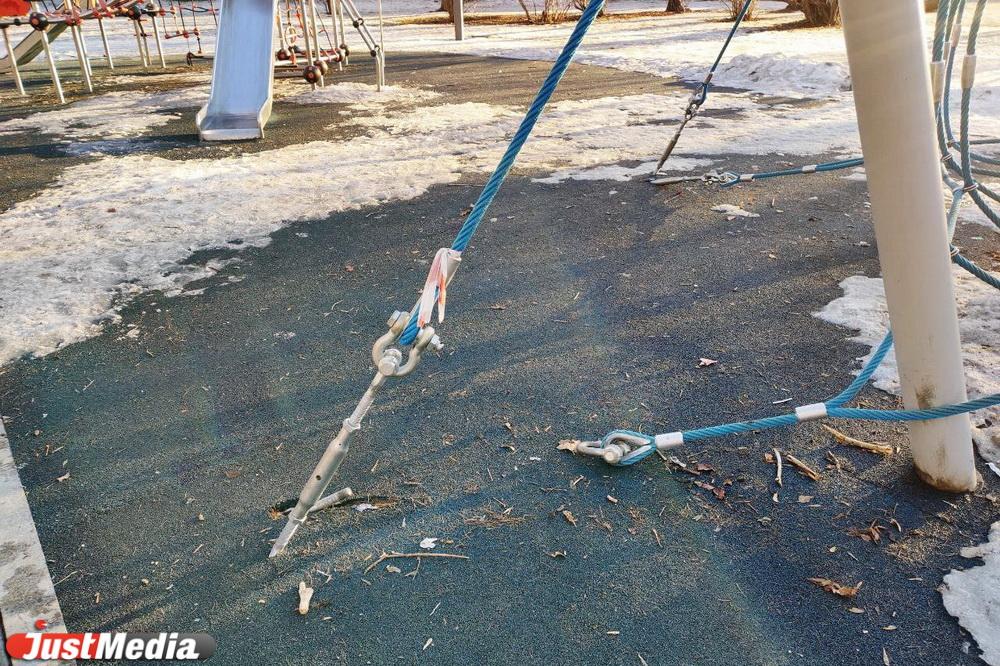 В парке ХХII Партсъезда отремонтируют детские игровые комплексы, пострадавшие от вандалов - Фото 1