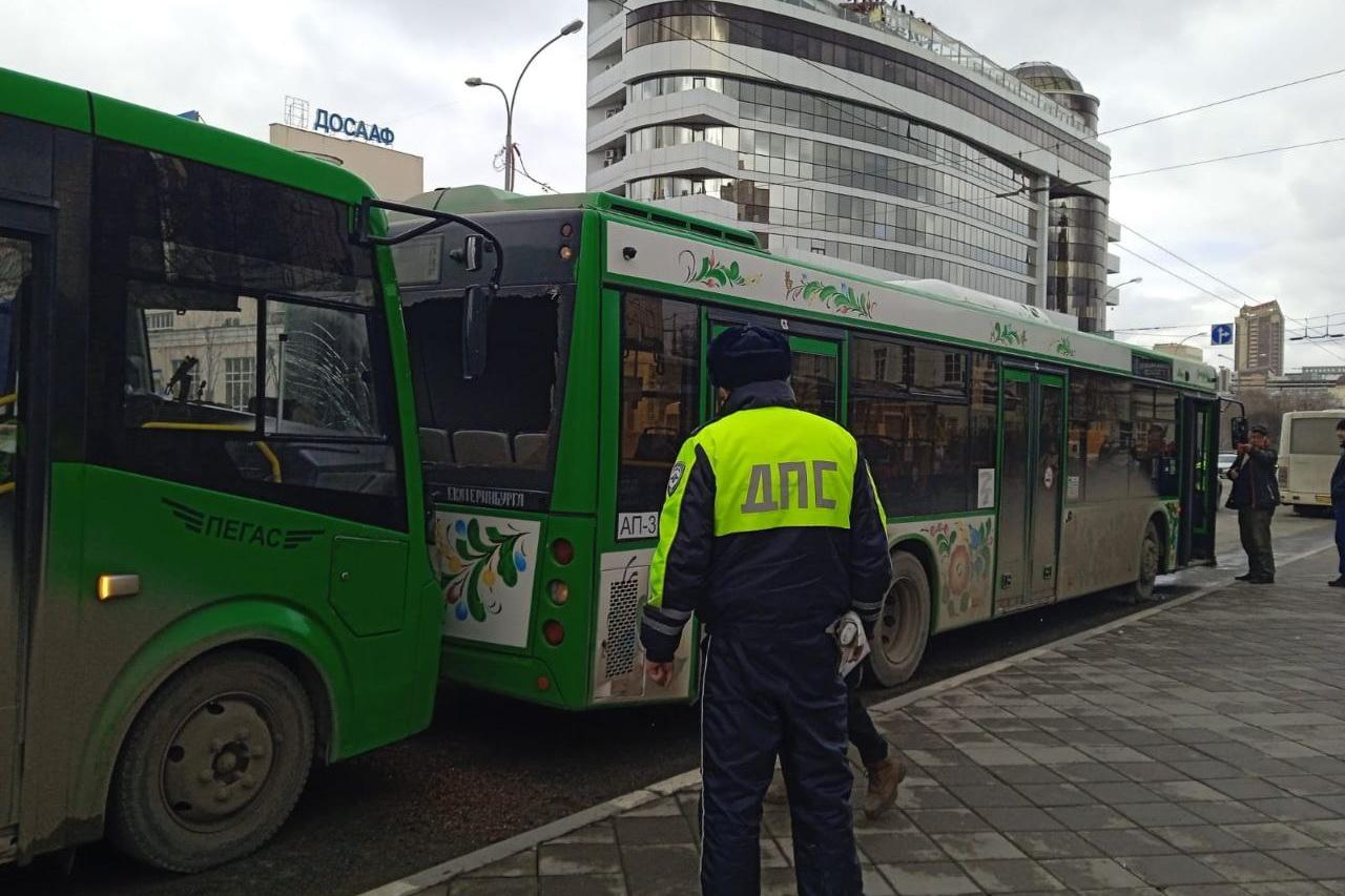 Пенсионерка пострадал в результате столкновения двух автобусов в центре Екатеринбурга - Фото 1