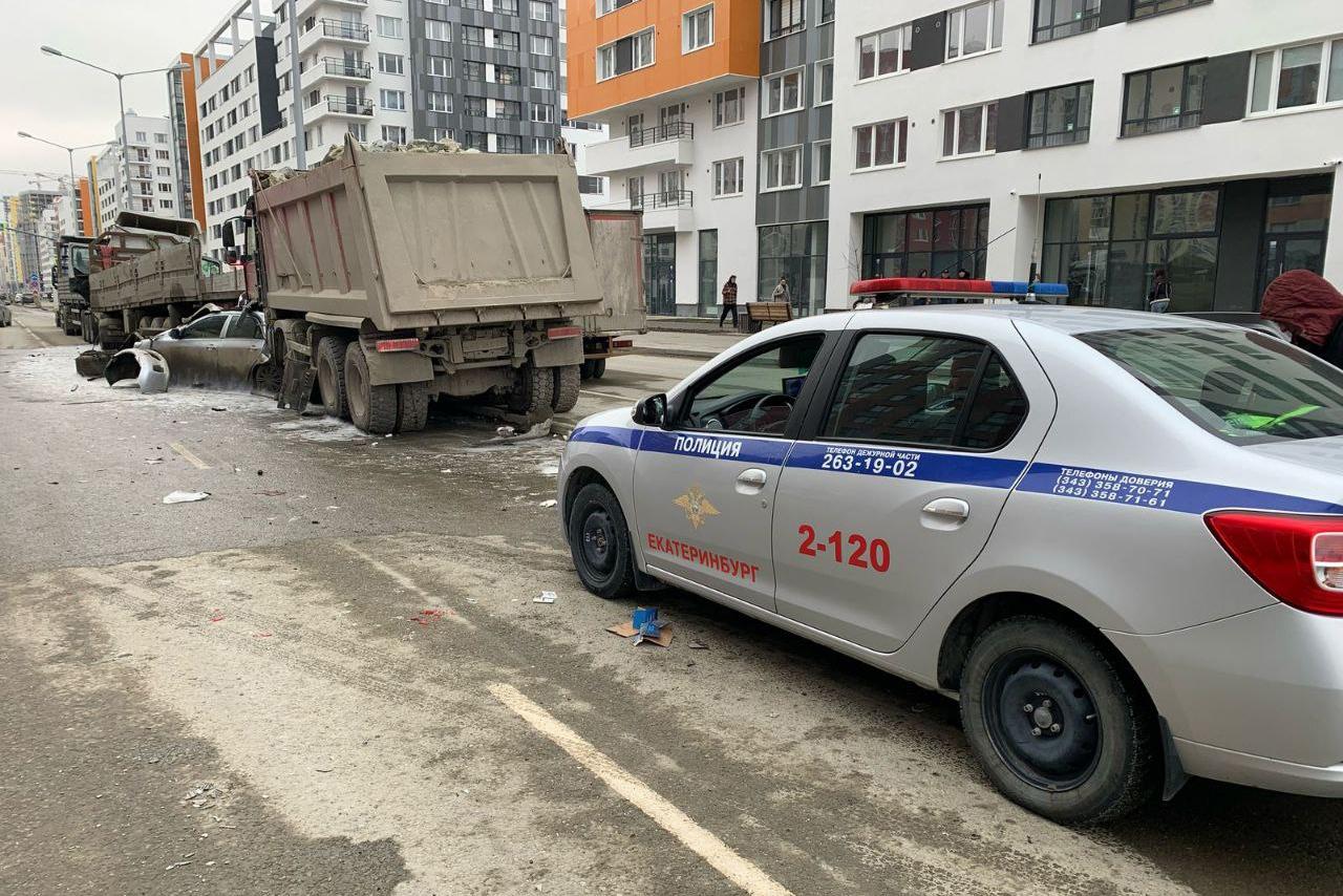 В Академическом водитель грузовика уснул за рулем и протаранил иномарку и два тягача - Фото 1