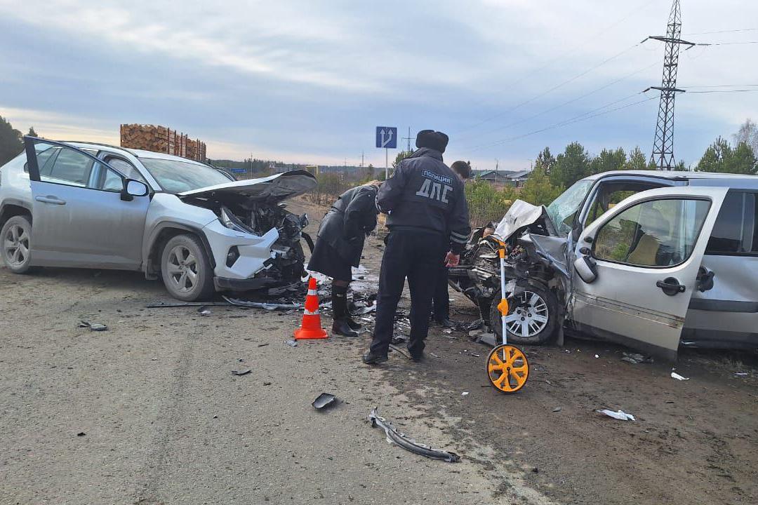 «Четверо в реанимации»: под Алапаевском в страшном ДТП пострадали семь человек, в том числе двое детей - Фото 1