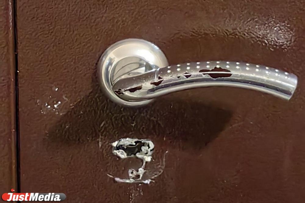 «Заливает клеем замки и включает виброколонку». Жители дома на Учителей пожаловались на соседку  - Фото 1