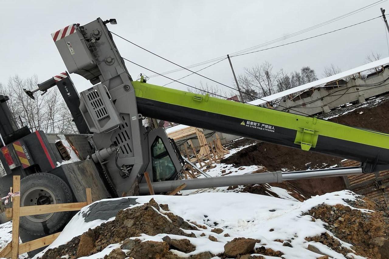 На стройплощадке на Уралмаше упал автокран, погиб человек - Фото 1