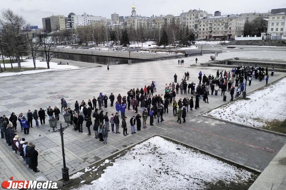 Екатеринбуржцы «поехали» с Плотинки в космос - Фото 1