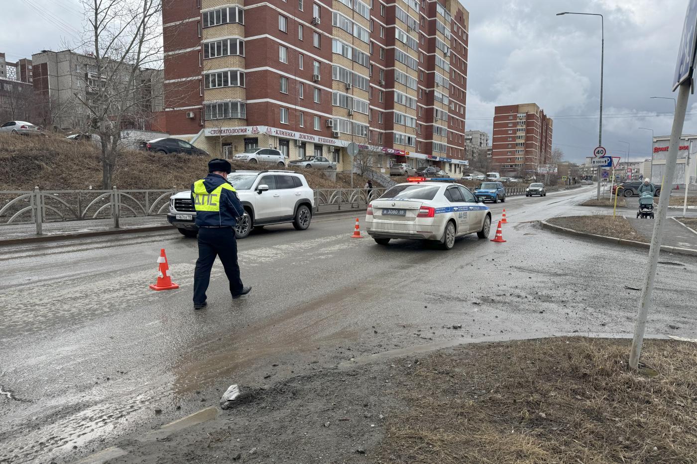 В Первоуральске ночью водитель «Рено» насмерть сбил человека, который шел по дорогу - Фото 1