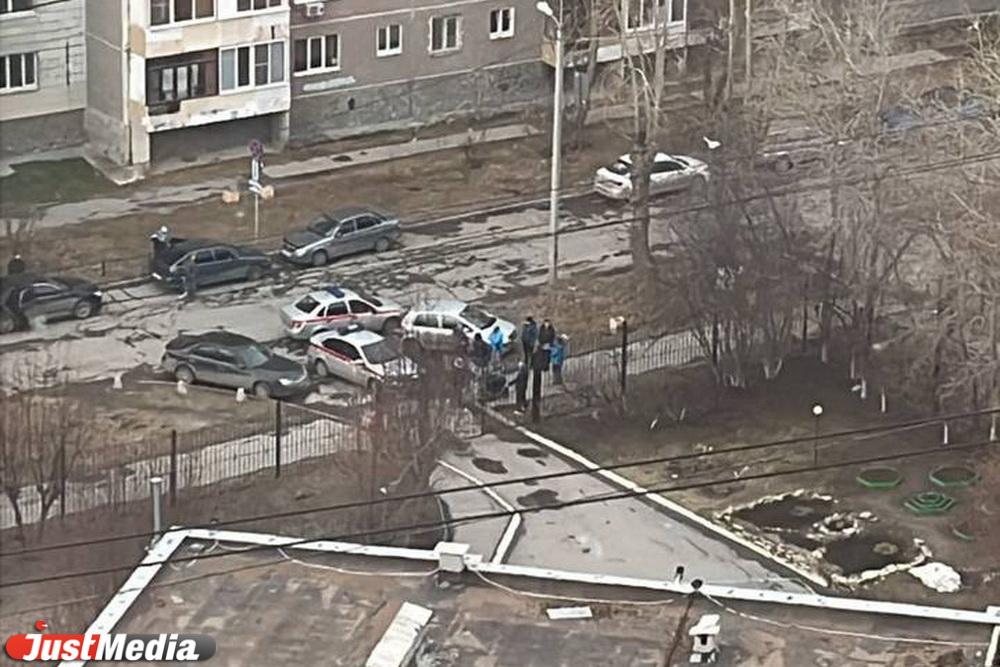 На Эльмаше мужчина пытался попасть на территорию садика через забор - Фото 1