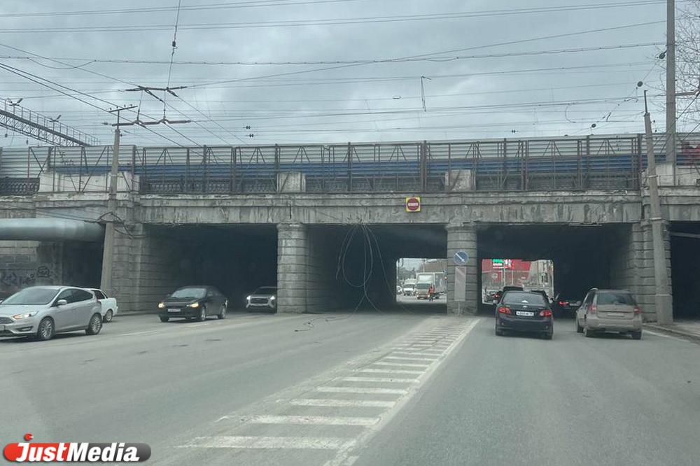 В Екатеринбурге на проспекте Космонавтов под железнодорожным мостом оборвали троллейбусные провода - Фото 1