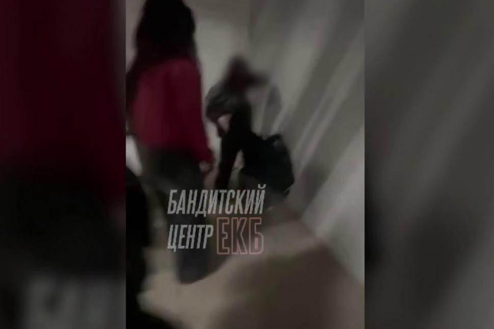 В Екатеринбурге СК возбудил уголовное дело по факту избиения девочки на парковке ТЦ - Фото 1