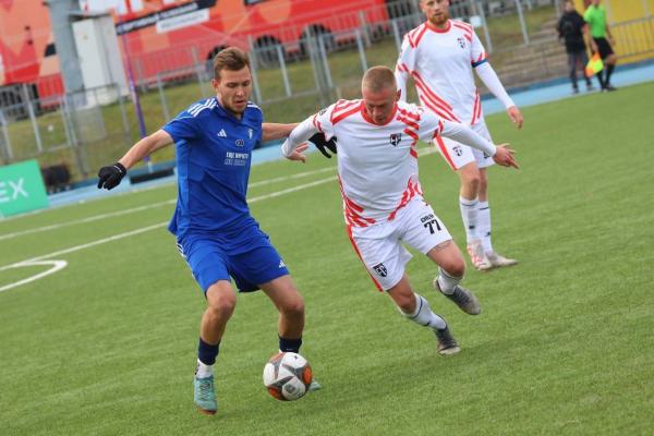 Три желтых карточки и стычка на поле: уральские футболисты всухую обыграли лидеров Медиалиги - Фото 1