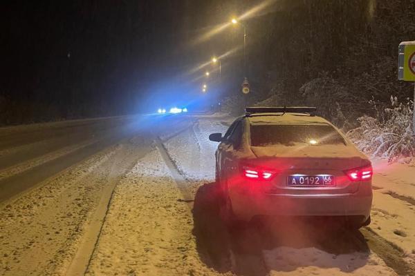 Север Свердловской области завалило мокрым снегом - Фото 1