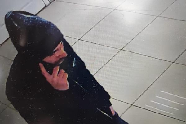 В Екатеринбурге задержали мужчину, который ограбил ювелирный магазин  - Фото 1