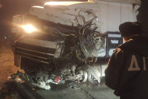 На Тюменском тракте в страшном ДТП с двумя грузовиками пострадали мужчина и 17-летняя девушка - Фото 1