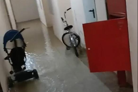 В Верхней Пышме многоэтажку затопило горячей водой - Фото 1