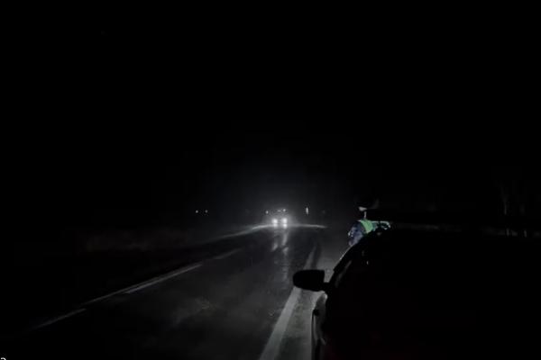 На свердловских трассах плохая видимость из-за мокрого снега - Фото 1