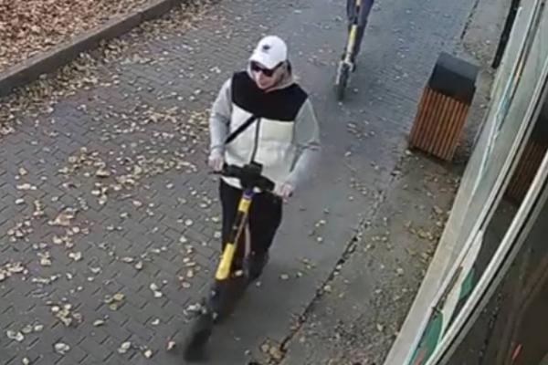 ГИБДД Екатеринбурга ищет свидетелей ДТП с участием электросамоката - Фото 1