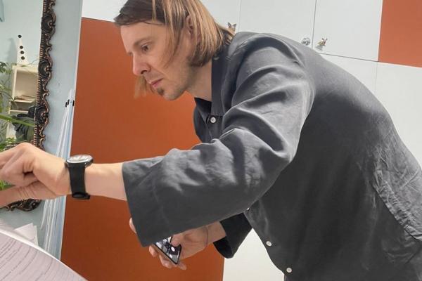 Силовики пришли к автору арт-объекта «Идите лесом» в Екатеринбурге - Фото 1