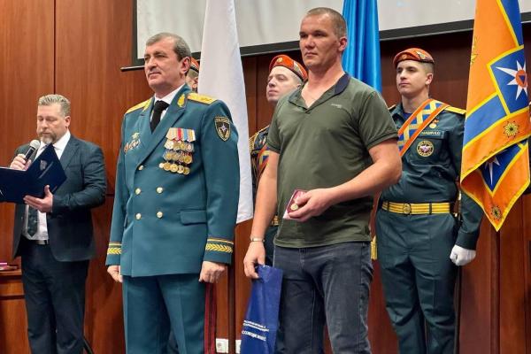 Сотрудники «Спецавтобазы», спасшие людей на пожаре, получили награды от МЧС - Фото 1