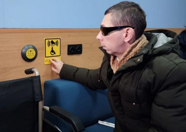 Более 21 тысячи маломобильных пассажиров получили помощь по сопровождению на вокзалах СвЖД в 2024 году - Фото 1