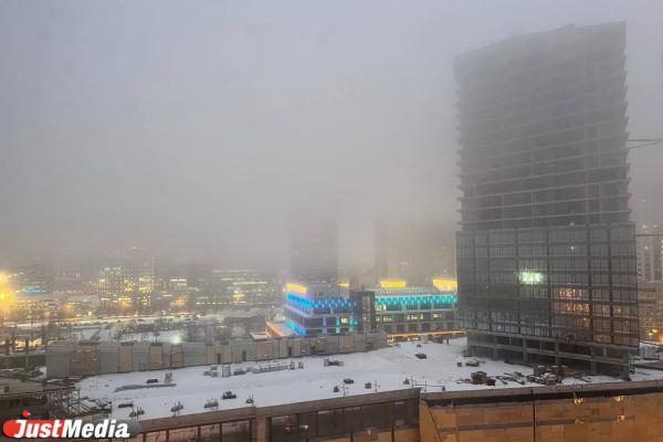 Из-за смога в Екатеринбурге ухудшилась видимость на дорогах - Фото 1