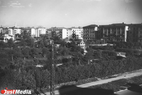 На месте сада Павлика Морозова была самая большая площадь Екатеринбурга - Фото 1