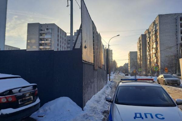 На Эльмаше организации, установившей забор на тротуаре на Стачек, грозит большой штраф - Фото 1
