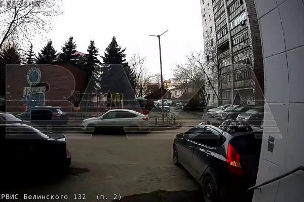 В Екатеринбурге 80-летняя бабушка упала с балкона на крышу иномарки и осталась жива - Фото 1