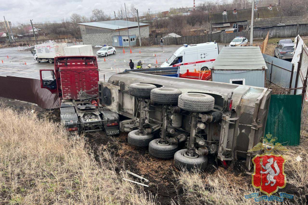 На Тюменском тракте водитель грузовика вылетел с дороги и снес забор автодрома - Фото 1
