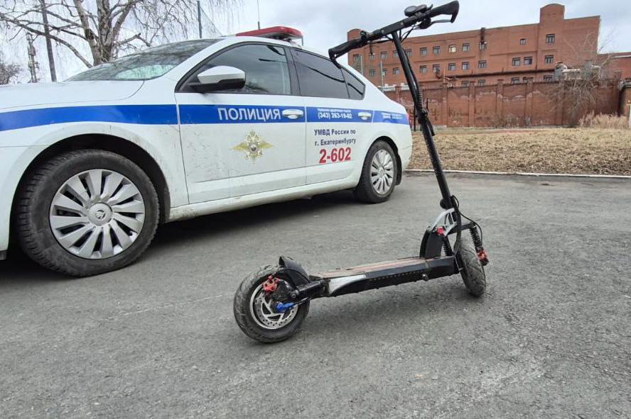 В Екатеринбурге у школы №127 подросток на электросамокате сбил школьника - Фото 1