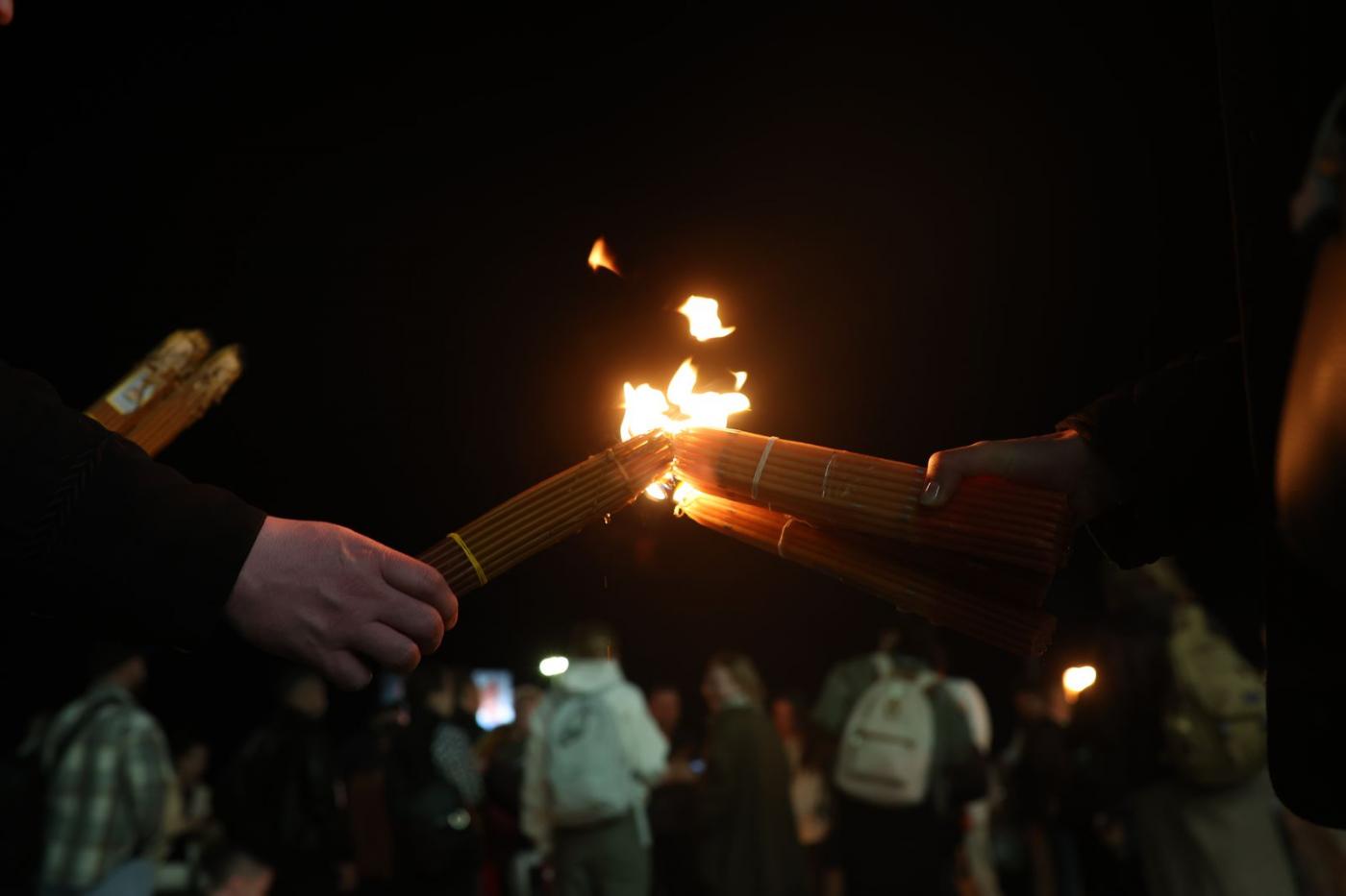 В Екатеринбург привезли Благодатный Огонь из Иерусалима - Фото 1