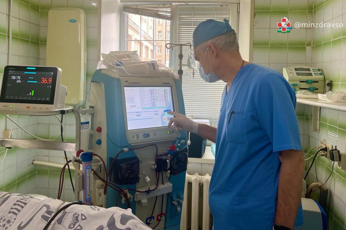 Свердловские врачи спасли мужчину с тяжелыми травмами, который упал с большой высоты - Фото 1