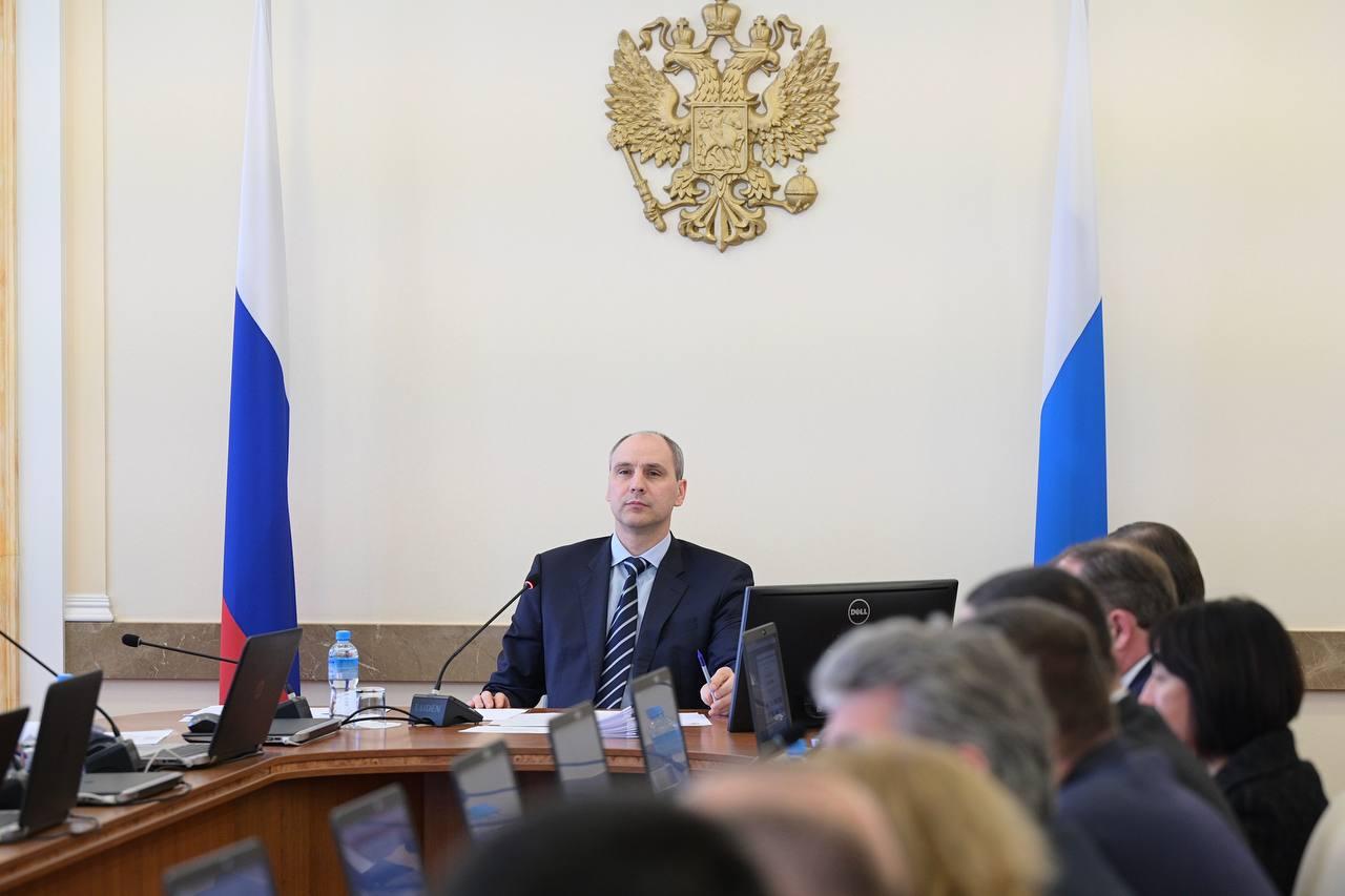 Денис Паслер поручил решать проблемы с техникой и кадрами в сельском хозяйстве - Фото 1