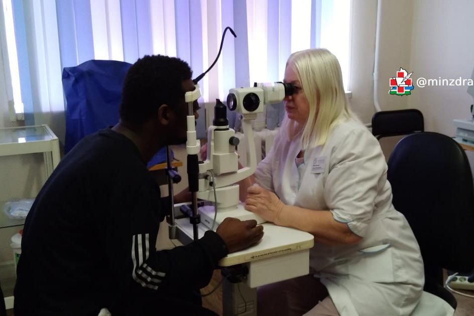 Уральские врачи спасли зрение студенту из Африки, у которого не закрывались глаза - Фото 1