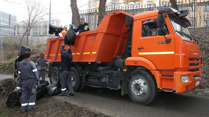 Традиционный весенний субботник прошел на Свердловской магистрали - Фото 1