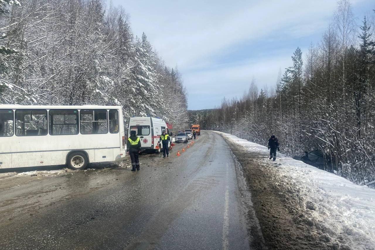 На трассе под Нижним Тагилом рейсовый автобус попал в ДТП - Фото 1