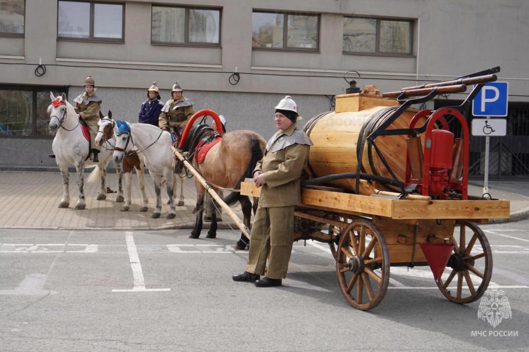 По центру Екатеринбурга проехал конный обоз и ретро-пожарные машины - Фото 1