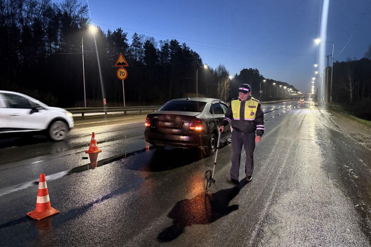В Екатеринбурге ночью водитель иномарки насмерть сбил пешехода - Фото 1