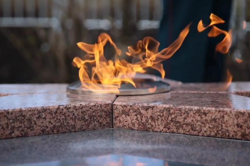 В Екатеринбурге к 80-летию Победы зажгли третий в городе Вечный огонь - Фото 1