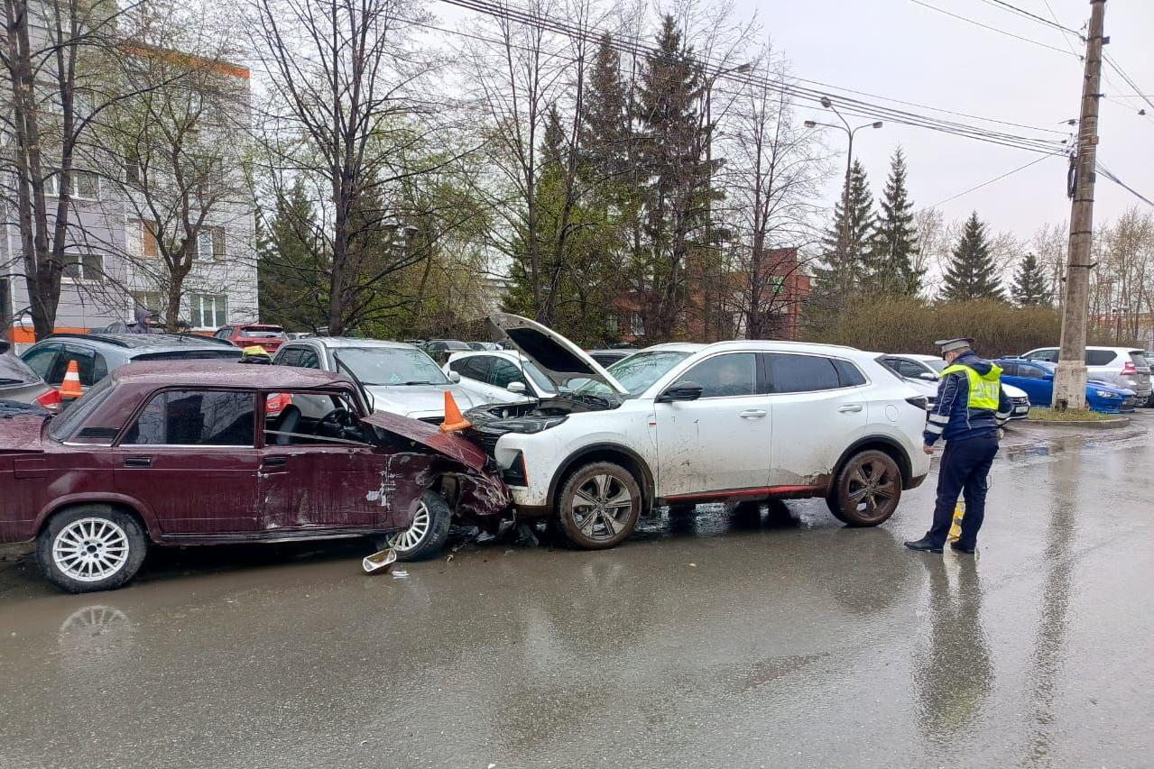 На все деньги: молодой водитель ВАЗа без прав протаранил пять автомобилей в Нижнем Тагиле - Фото 1