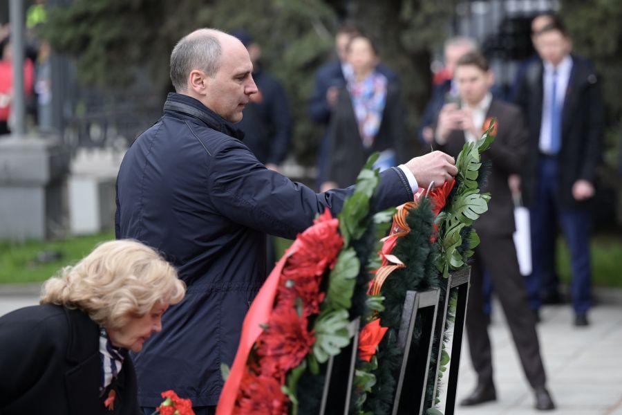 Артем Жога, Денис Паслер и Алексей Орлов возложили цветы к памятнику Жукова - Фото 1