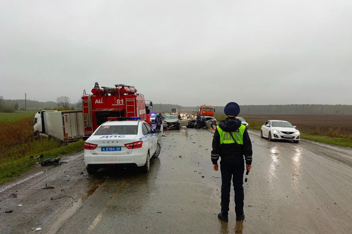 На Тюменском тракте в столкновении фуры и легковушек погибли два человека - Фото 1