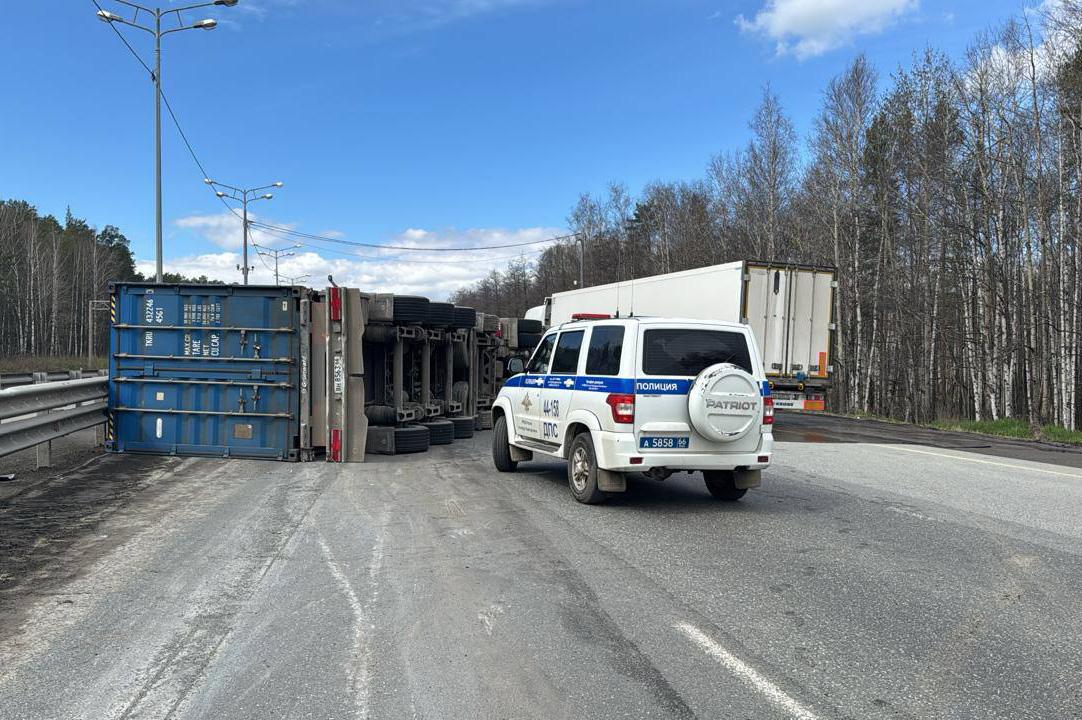 Под Первоуральском перевернулась фура и перекрыла движение в сторону Перми - Фото 1