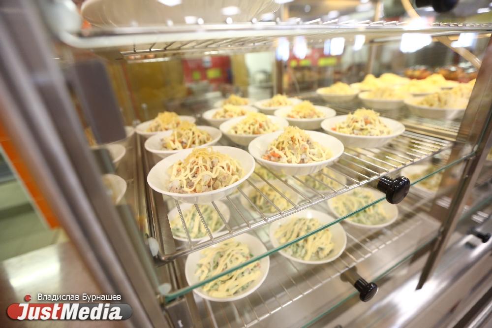 В Екатеринбурге суд разрешил открыть пищеблок в школе №178, где массово отравились дети - Фото 1