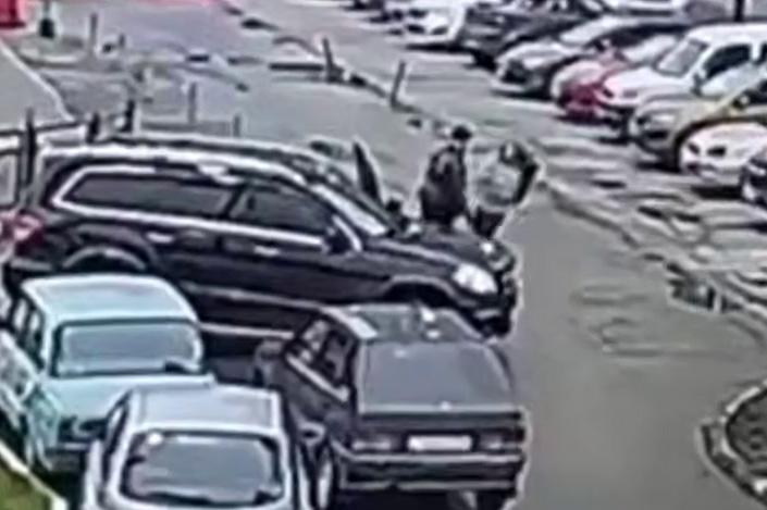 Суд изберет меру пресечения для мужчины, обвиняемого в избиении девушки-курьера у Veer Mall - Фото 1