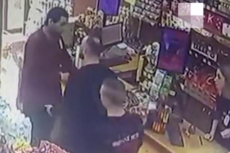 В Екатеринбурге трое крепких парней на Mercedes избили продавца магазина - Фото 1