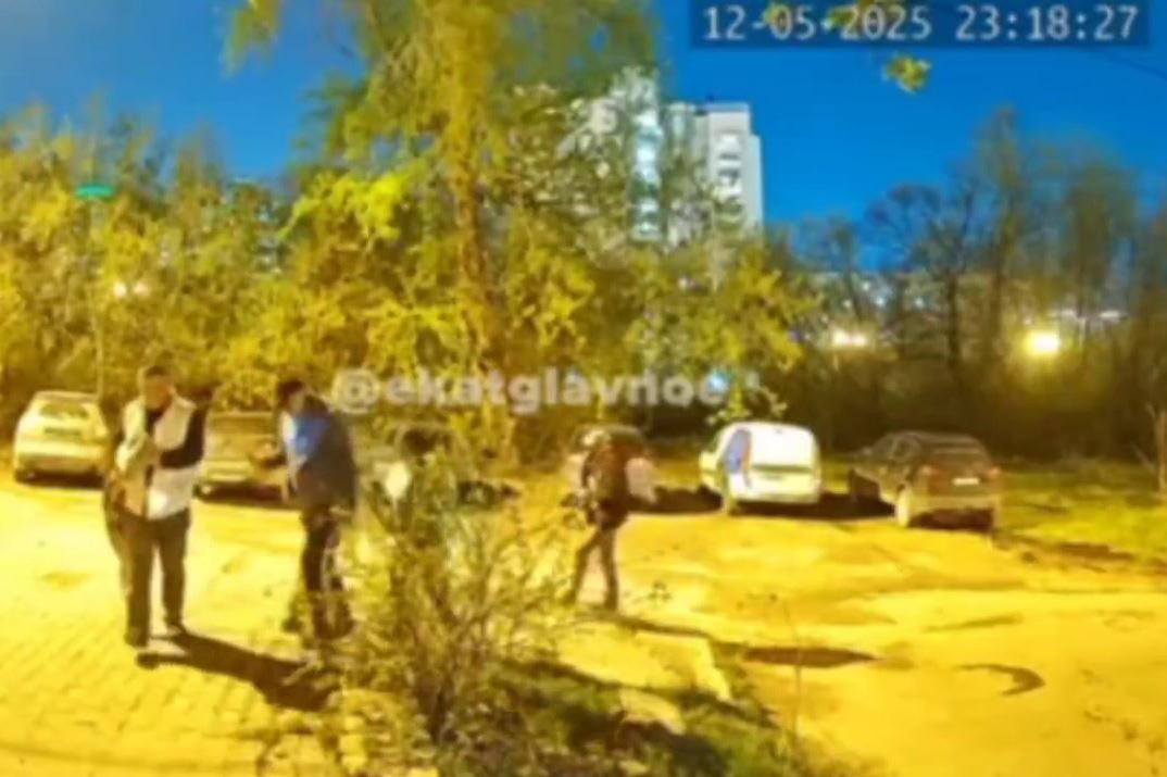 В Екатеринбурге компания мужчин стреляла из автомата во дворе дома  - Фото 1