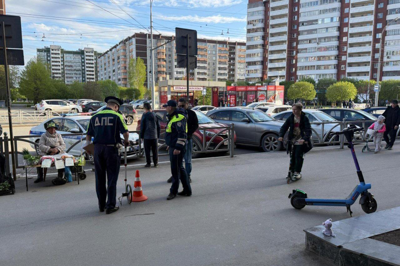 В Екатеринбурге пьяный водитель электросамоката сбил на тротуаре 6-летнего ребенка - Фото 1